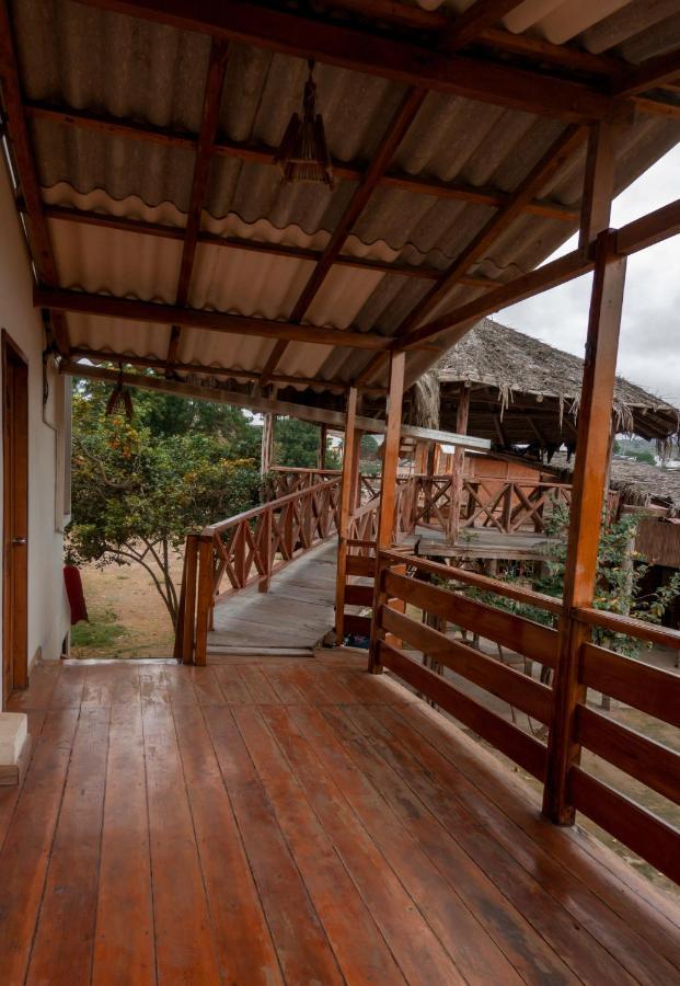 Hostal Tortuga Dorada Puerto López Buitenkant foto