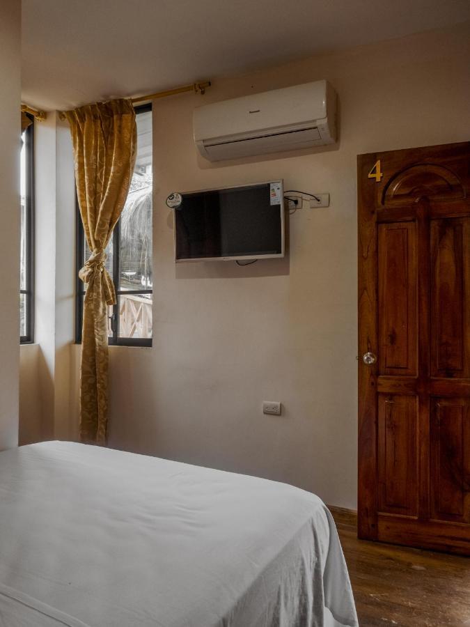 Hostal Tortuga Dorada Puerto López Buitenkant foto
