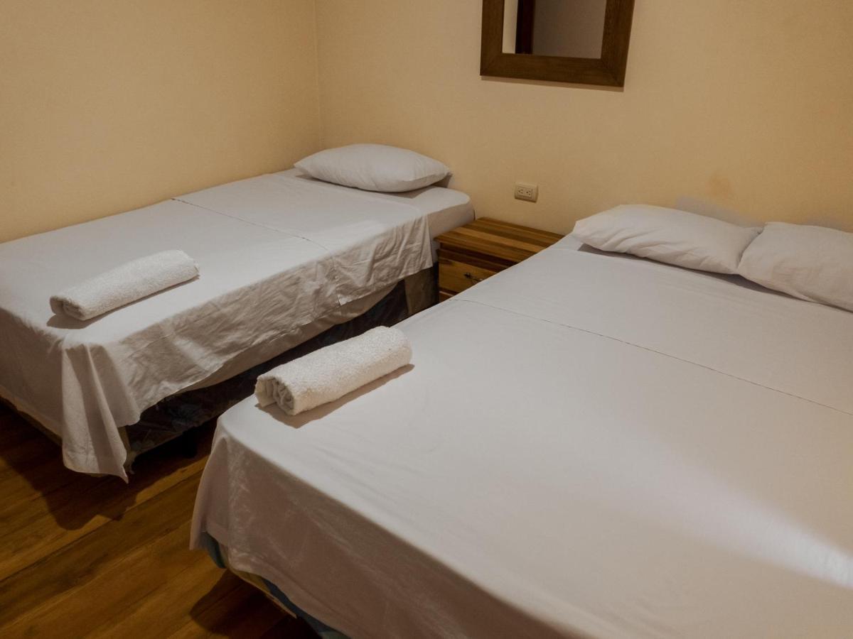 Hostal Tortuga Dorada Puerto López Buitenkant foto