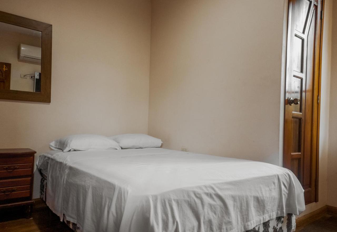 Hostal Tortuga Dorada Puerto López Buitenkant foto