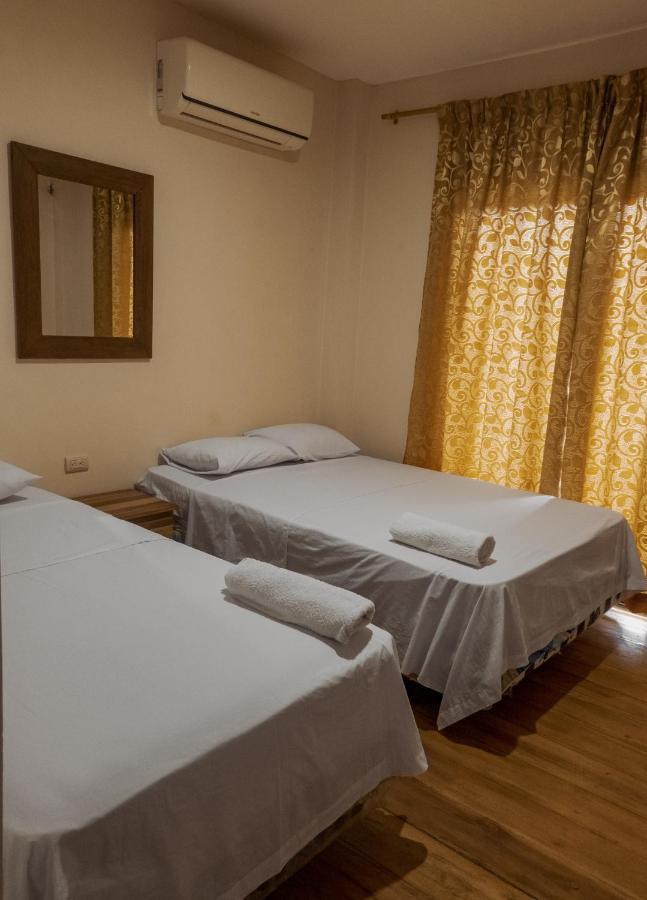 Hostal Tortuga Dorada Puerto López Buitenkant foto