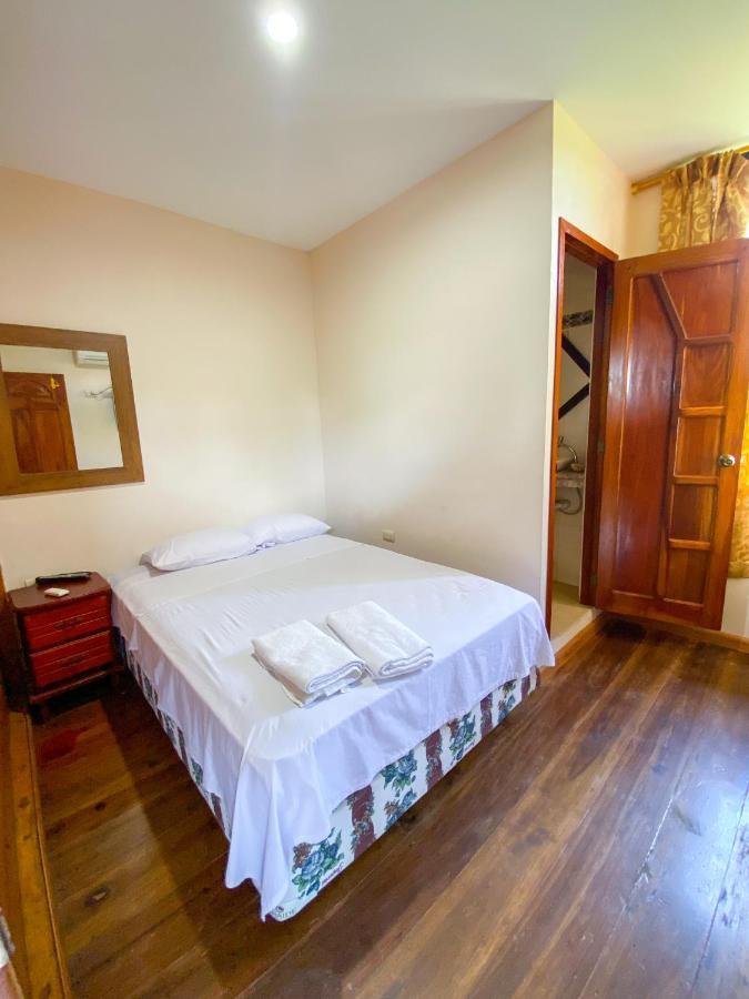 Hostal Tortuga Dorada Puerto López Buitenkant foto