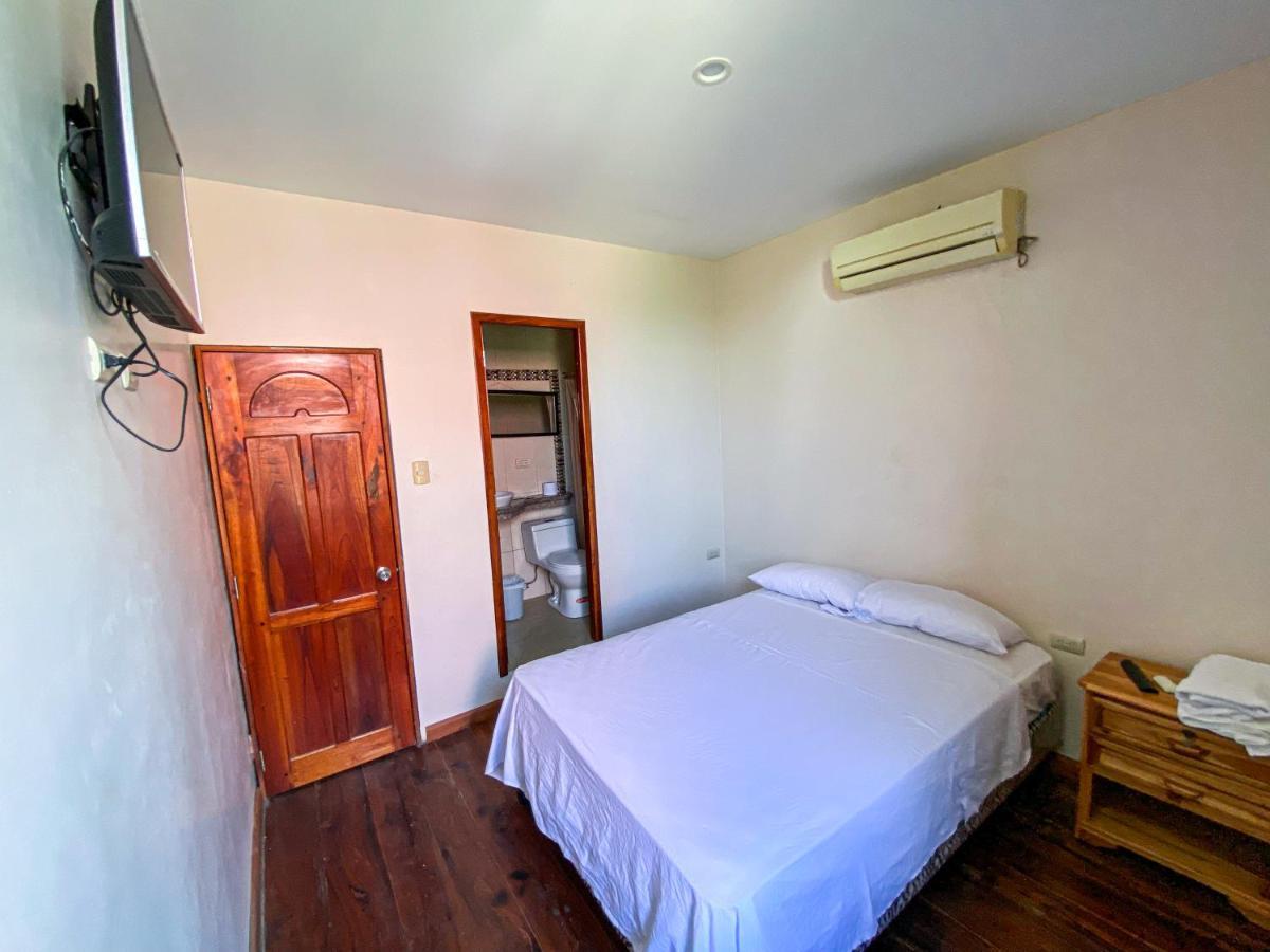 Hostal Tortuga Dorada Puerto López Buitenkant foto