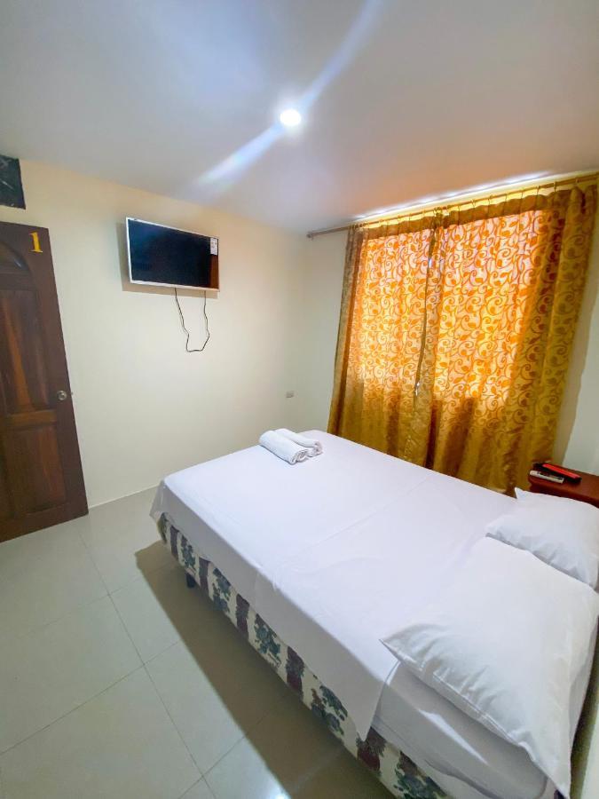 Hostal Tortuga Dorada Puerto López Buitenkant foto